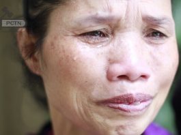 Cô Sáu mẹ em Linh khóc trong tuyệt vọng vì thương con