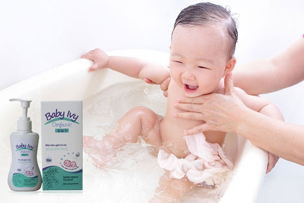 Bé tắm bằng Baby ivy