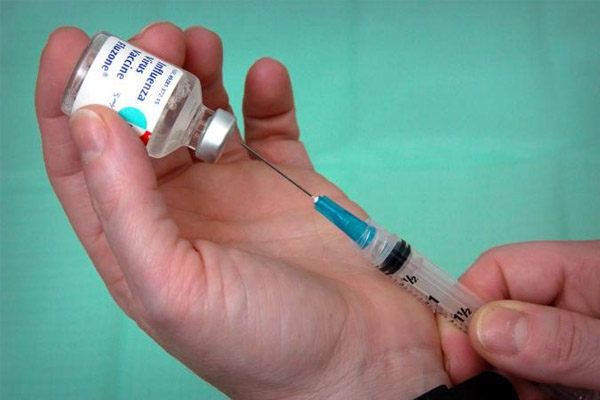 Tiêm vắc xin Vat cho bệnh nhân uốn ván