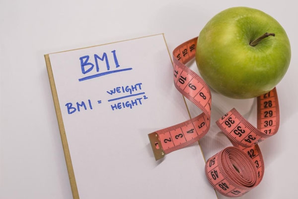 Ngoài chỉ số BMI, còn các chỉ số nào khác cũng được sử dụng để đánh giá cân nặng và sức khỏe của một người?