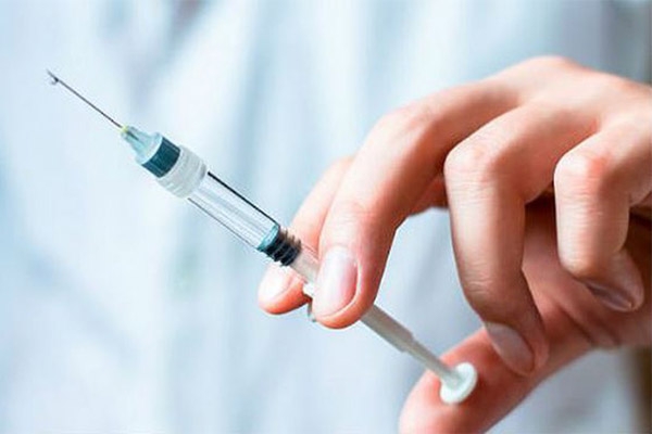 Tiêm vắc xin Tetraxim cho bệnh nhân uốn ván, ho gà, bạch hầu, bại liệt