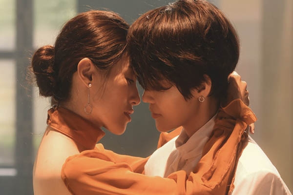 Cảnh sex đồng tình nữ
