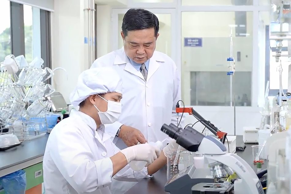 Bác sĩ Trần Thành Tới tại nhà máy nghiên cứu